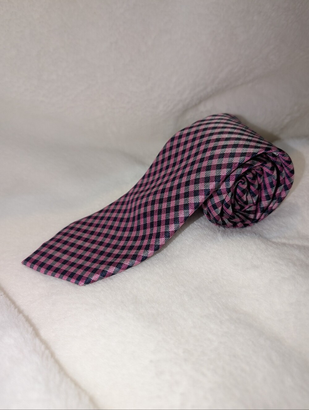 IZOD Necktie Pink & Navy Geometric 100% SILK tie